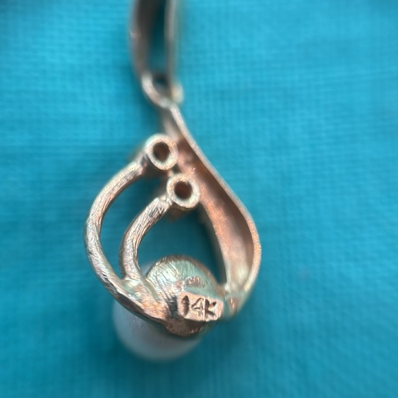 💛🤍 Vintage Solid Gold Pearl and Diamond Pendant - Picture 2 of 3